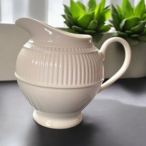 Wedgwood small creamer, Windsor pattern, ceramic, excellent condition, no flaws